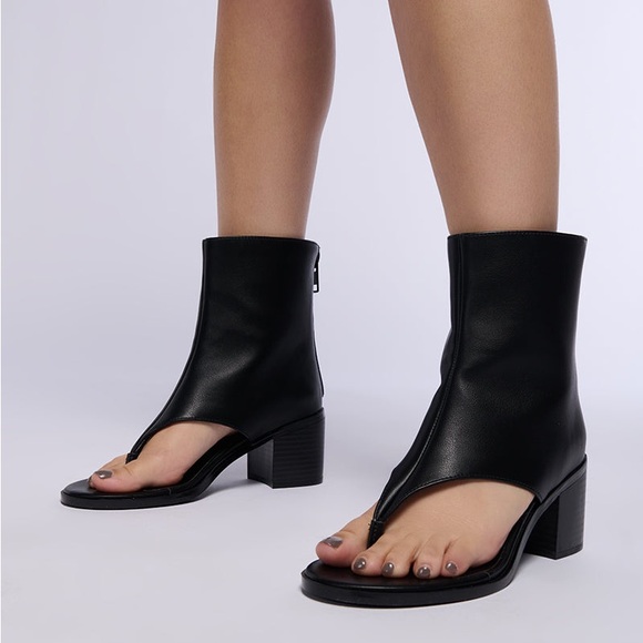 Azalea Wang Shoes - AZALEA WANG GRAYSON CHUNKY HEEL THONG SANDAL IN BLACK SIZE 9